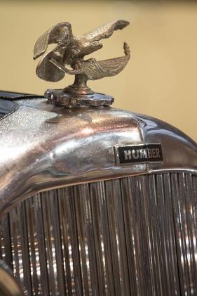 Impressionen von der Rétromobile Paris 2014 - Kämpferische Kühlerfigur auf dem Humber