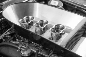 Impressionen von der Rétromobile Paris 2014 - Sechs Zylinder und deren Luftzufuhr