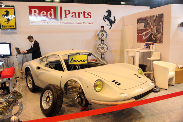 Impressionen von der Rétromobile Paris 2014 - Teilehändler, hier ein Dino-Spezialist