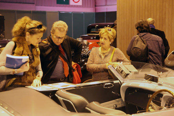 Impressionen von der Rétromobile Paris 2014 - Unterlagen-Studium beim Pegaso - wieviel soll man für dieses Auto bieten