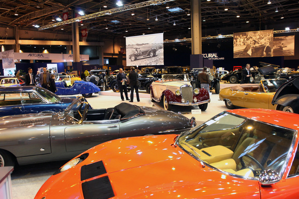 Impressionen von der Rétromobile Paris 2014 - dicht gedrängte Auktionsfahrzeuge bei Artcurial