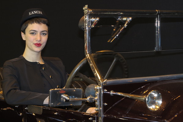 Impressionen von der Rétromobile Paris 2014 - die nette Dame in der Lancia-Ausstellung