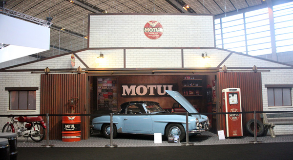 Impressionen von der Rétromobile Paris 2014 - geschmackvoll aufgebauter Motul-Stand mit Mercedes Benz 190 SL