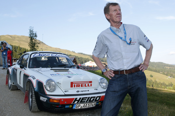 Bild Impressionen von der Saalbach Classic 2013 - Walter Röhrl schaut sich die Berge an