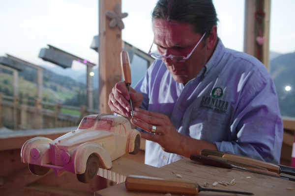 Impressionen von der Saalbach Classic 2013 - mit viel Gefühl wird der Bugatti aus dem Holz herausgeschnitzt
