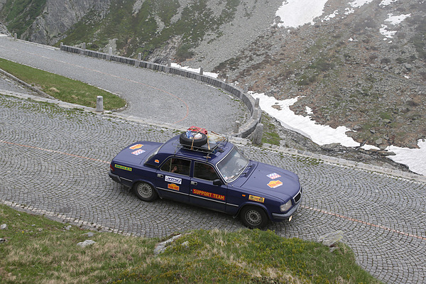 Impressionen von der Sonderprüfung auf der Tremola am Tag 31 der Rallye Peking-Paris 2013 - auch Support-Teams waren mit historischem Wagenmaterial unterwegs