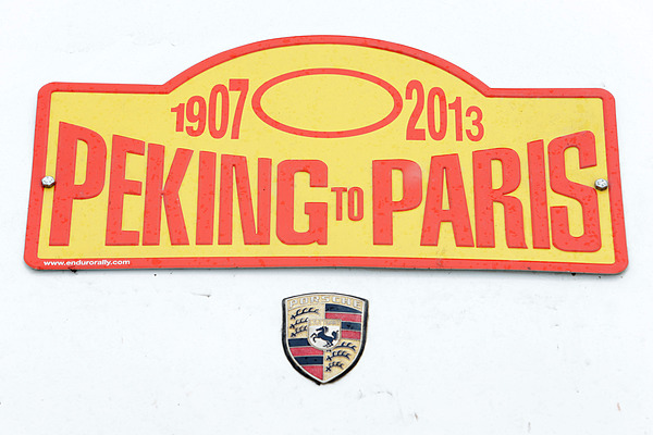 Impressionen von der Sonderprüfung auf der Tremola am Tag 31 der Rallye Peking-Paris 2013 - der Rallye-Aufkeber