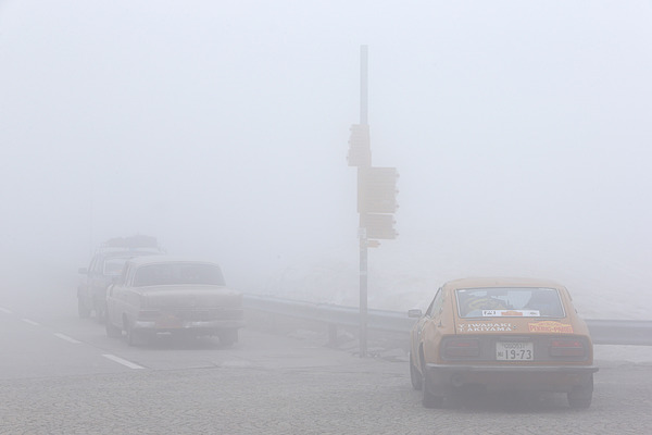 Impressionen von der Sonderprüfung auf der Tremola am Tag 31 der Rallye Peking-Paris 2013 - dichter Nebel auf em Berg