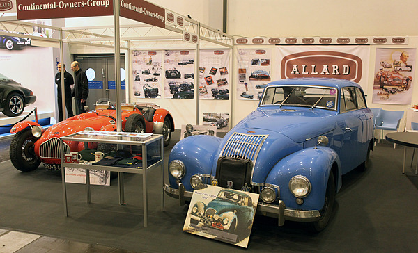 Impressionen von der Techno Classica 2013 - Der Stand der Allard Continential Owner Group mit zwei schönen Fahrzeugen