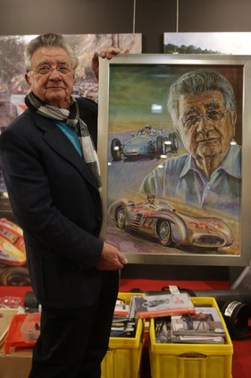 Impressionen von der Techno Classica 2013 - Hans Hermann zeigt stolz das von ihm gemalte Bild Impressionen von der Techno Classica 2013 - Hans Hermann zeigt stolz das von ihm gemalte Bild