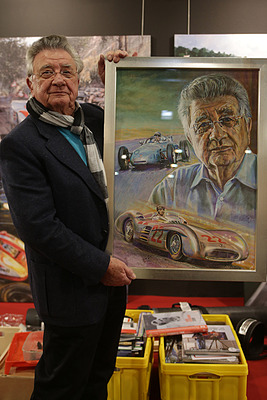 Bild: Impressionen von der Techno Classica 2013 - Hans Hermann zeigt stolz das von ihm gemalte Bild