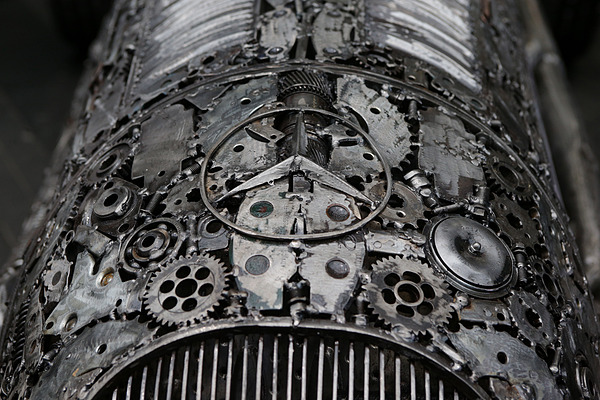 Impressionen von der Techno Classica 2013 - Mercedes-Benz-Skulptur ais mechanischen Teilen gebaut
