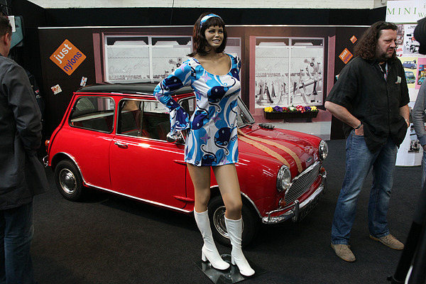Impressionen von der Techno Classica 2013 - fesche Kleider bei der Schaufensterpuppe auf dem Stand des Mini-Registers Deutschland