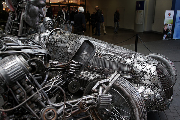 Impressionen von der Techno Classica 2013 - sogar der Fahrer besteht aus Metall