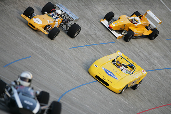 Impressionen von der Veranstaltung "Indianapolis in Oerlikon 2012" - Cooper, Sauber C1, March 703 und moderner Formel Renault in der Steilwandkurve