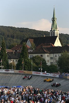 Impressionen von der Veranstaltung "Indianapolis in Oerlikon 2012" - Formel-Monoposti tauchen in die Steilwandkurve ein
