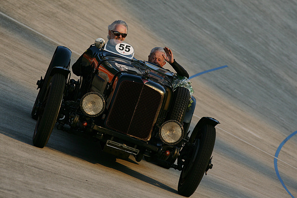 Impressionen von der Veranstaltung "Indianapolis in Oerlikon 2012" - Luigi Taveri auf einer Ehrenrunde im Alvis von Bernhard Brägger
