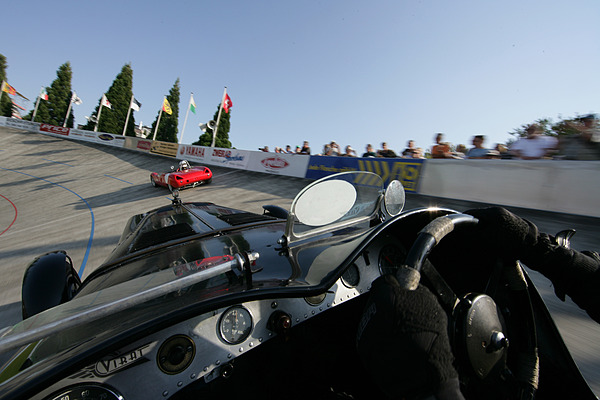 Impressionen von der Veranstaltung "Indianapolis in Oerlikon 2012" - an Bord des Alvis Speed 25 von 1936 - davor fährt ein Lotus 23 von 1963