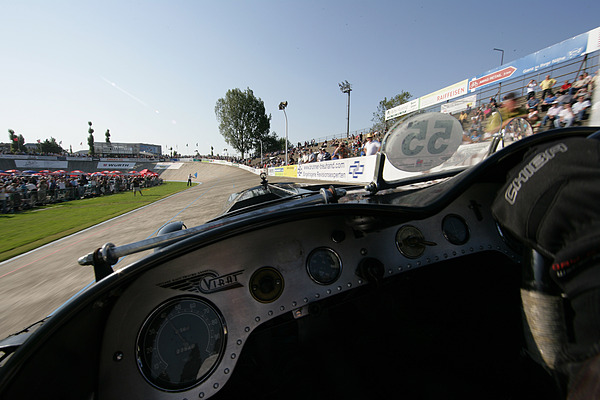 Impressionen von der Veranstaltung "Indianapolis in Oerlikon 2012" - an Bord des Alvis Speed 25 von 1936 - die blaue Flagge kündigt einen schnelleren Wagen von hinten an