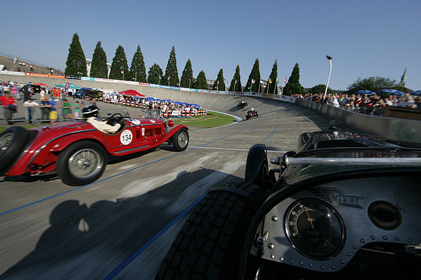 Impressionen von der Veranstaltung "Indianapolis in Oerlikon 2012" - an Bord des Alvis Speed 25 von 1936 - links der Alfa Romeo 6C 1750 Grand Sport von 1931