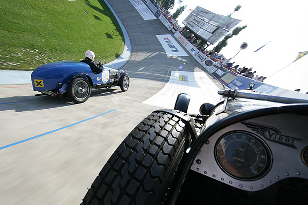 Impressionen von der Veranstaltung "Indianapolis in Oerlikon 2012" - an Bord des Alvis Speed 25 von 1936 - links der Riley Nine Monaco Special von 1928
