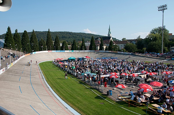 Impressionen von der Veranstaltung "Indianapolis in Oerlikon 2012" - das hundertjährige Oval in Oerlikon - für einmal mit Radfahrern