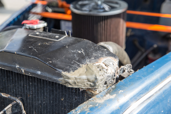 Improvisierte Kühlerreparatur - Ankunft in Luzern - Peking to Paris Motor Challenge 2025