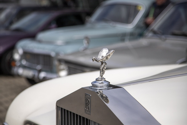 In Fribourg eher selten anzutreffen: der "Spirit of Ecstasy" – Swiss RetroMecanika 2023