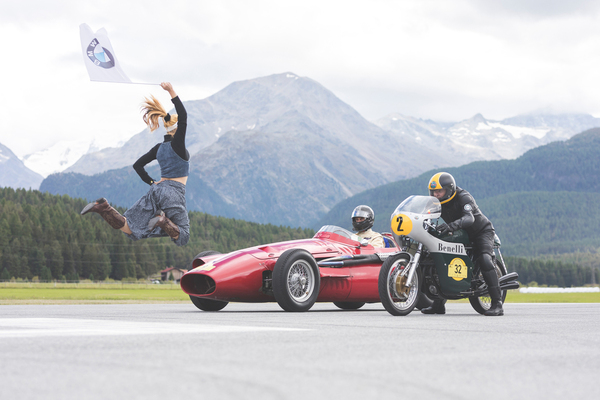 In Samedan fuhren Automobile wie dieser Maserati 250 F und Motorräder wie die Benelli - Kilomètre Lancé anlässlich der St. Moritzer Automobilwoche 2021