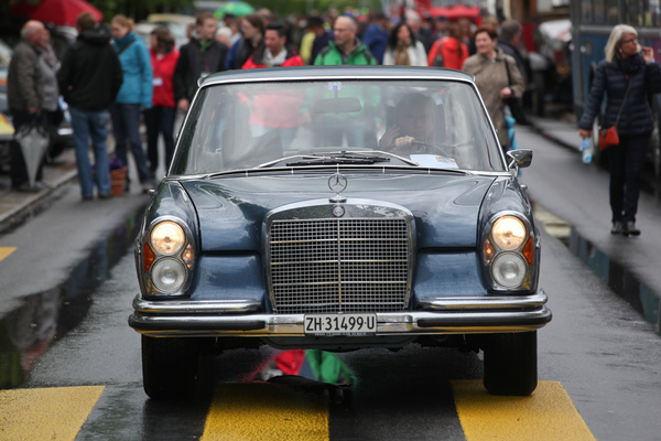 In Sarnen musste man sich seinen Weg durch die Fussgänger bahnen - Oldtimer in Obwalden O-iO 2016