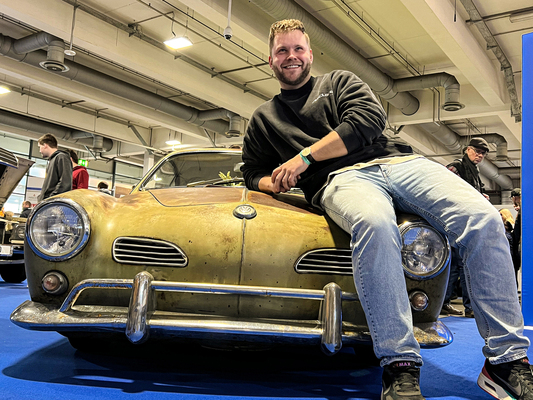 In Szene gesetzt: Robert Redlich wurde mit seinem gruftigen Flachlieger-Umbauten auch mittels moderner Medien bekannt – etwa durch seinen YouTube-Kanal.