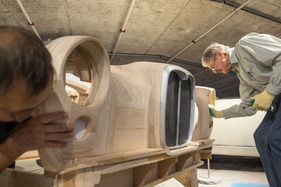 Bild In Teamarbeit zum Erfolg - Holzmodell eines Alvis TF 21, hergestellt von Werner Haas für die Sonderschau "Meisterwerke des Hermann Graber" im Pantheon Basel