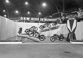 In Westdeutschland gelang DKW nach dem Verlust aller Produktionsstätten in Ingolstadt der Neustart. „DKW ist wieder da.“, lautete der Werbeslogan, wie hier auf der Frankfurter Frühjahrsmesse 1950