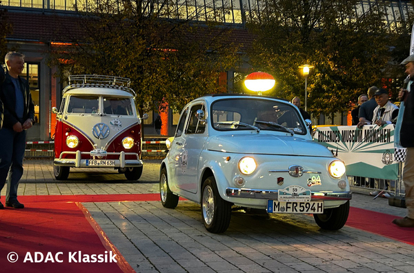 Bild: In den 90 Oldtimern gingen 4000 Fahrgäste auf "Zeitreise" – Rollendes Museum München 2024