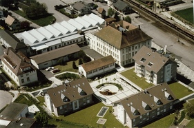 In den Neunzigerjahren war die Produktion bereits zum Stillstand gekommen - neben Hochuli & Co entstan das neue „Zentrum Safenwil“ In den Neunzigerjahren war die Produktion bereits zum Stillstand gekommen - neben Hochuli & Co entstan das neue „Zentrum Safenwil“