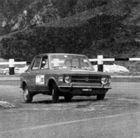 In den Serpentinen des Gran Sasso durften auch die Leser die Bergeigenschaften der drei Autos für ihre Auswertungen erfahren (oben). Sie taten dies mit Begeisterung! Auf dem Bild zu sehen ist der Fiat 128 (1969). In den Serpentinen des Gran Sasso durften auch die Leser die Bergeigenschaften der drei Autos für ihre Auswertungen erfahren (oben). Sie taten dies mit Begeisterung! Auf dem Bild zu sehen ist der Fiat 128 (1969).