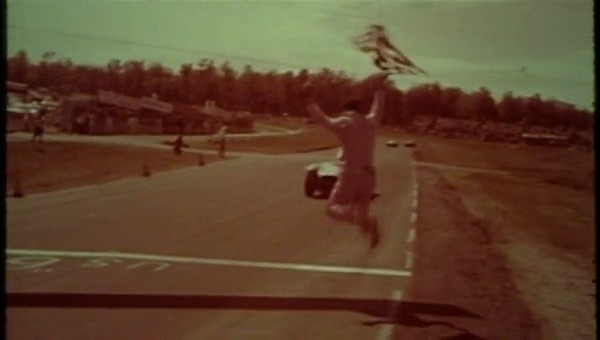 In den amerikanischen GT Rennen war die Cobra ungeschlagen - Standbild aus dem Film The Snake and the Stallion