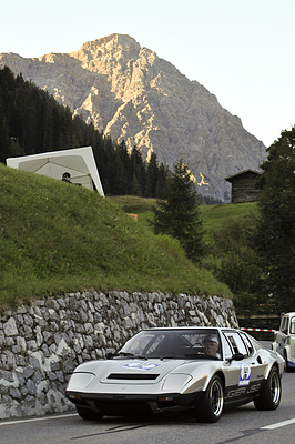 In den kühlen Morgenstunden rollte das erste Feld nach Langwies - Impressionen vom Bergrennen Arosa ClassicCar 2011
