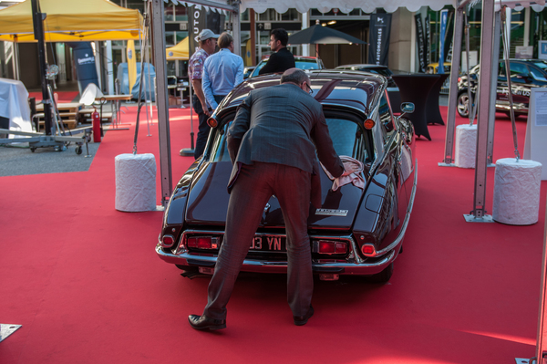 In der Ausstellung wird geputzt - RAID Suisse-Paris 2015