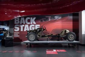 In der Backstage-Ausstellung des Museo Alfa Romeo ist vieles zu finden: Fertige Autos, Prototypen und Chassis.