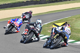 Bild In der Barry Sheene Memorial Trophy wird hart gekämpft - Goodwood Revival 2019