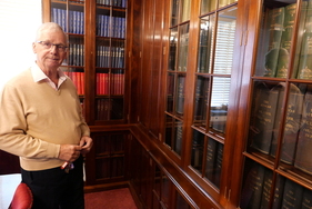 In der Bibliothek im Erdgschoss befinden sich Schränke mit Jahrgängen von Zeitschriften wie "The Autocar" und anderen