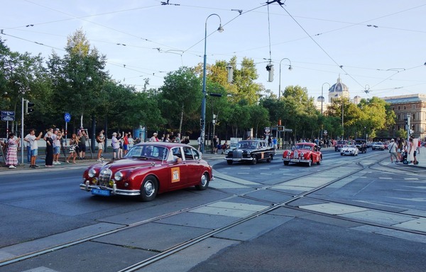 In der Jaguar-Limousine fährt es sich komfortabel - Vienna Classic Days 2024