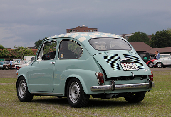 In der Kolonne taucht auch der grössere Fiat 600 auf, ...