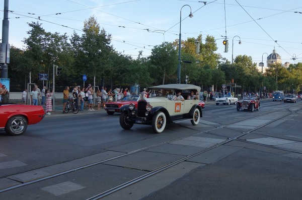 In der Mitte ein Willys Knight 66 aus dem Jahr 1925, eines der ältesten Autos der diesjährigen Veranstaltung - Vienna Classic Days 2024