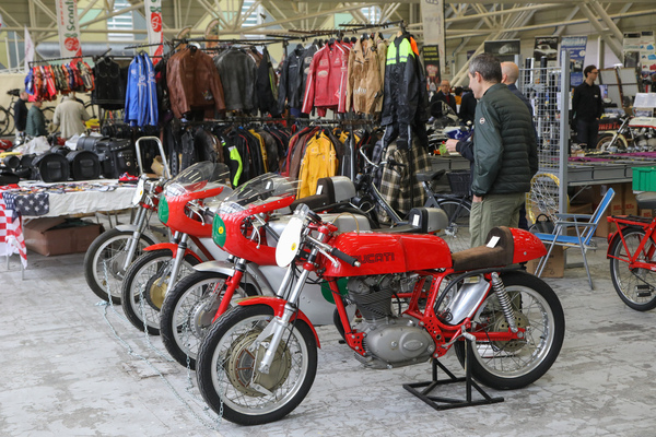 In der Motorradhalle gab's natülrich viele Motorräder, aber fast noch mehr Zubehör - 40. Auto e Moto d'Epoca Bologna 2023