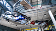 In der Motorworld München hängen die Rennwagen an der Decke (© Motorworld München, 2021) In der Motorworld München hängen die Rennwagen an der Decke (© Motorworld München, 2021)