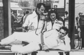 In der Sponsoren-Bekleidung - Manfred Jantke mit Jochen Mass (liegend)