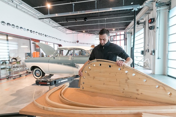 Bild: In der Werkstatt fehlt kein Werkzeug, auch für das Holz nicht – Erwin-Hymer-Museum