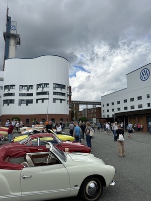 In der Zufahrt des VW-Karmann Werks gab es ein zusätzliches Volksfest – 70 Jahre VW Karmann-Ghia